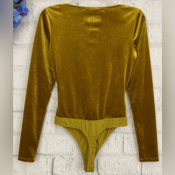 Urban Outfitters Women’s Aly Velvet Ruched Thong Bodysuit Size Med - Picture 6 of 7